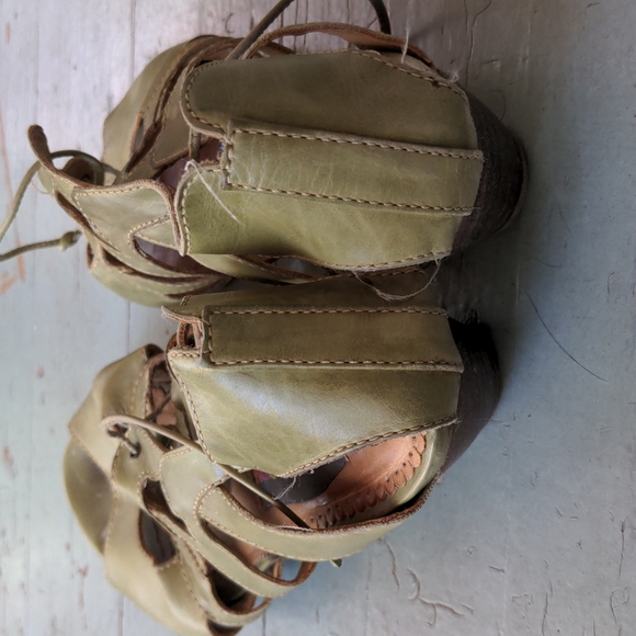 Everybody by BZ Moda strappy green peep toe kitten heel sandals - Picture 3 of 8